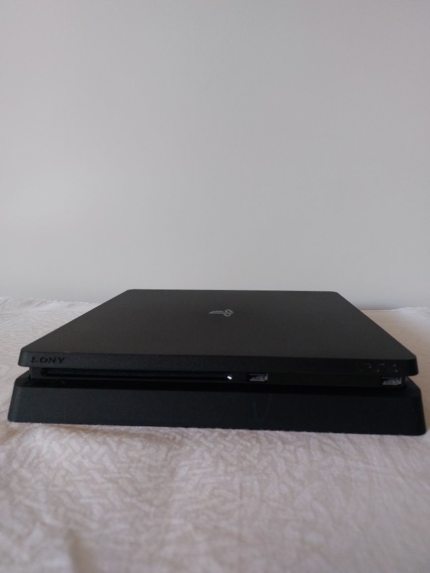 Игровая консоль PlayStation 4