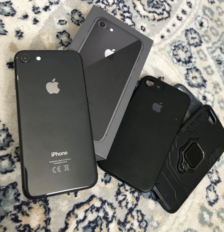 Продам IPhone 8 64G Black в хорошем состянии все работает хорошо