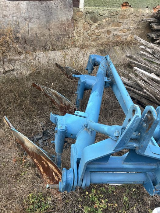 Dau troliu forestier plug pp3 si cositoare dupa tractor