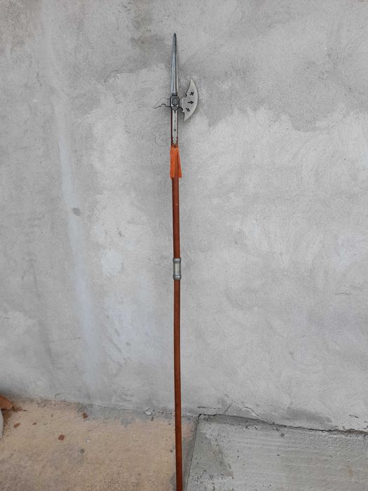 Колекция декоративни оръжия – пушка, арбалет, алебарда, мечове