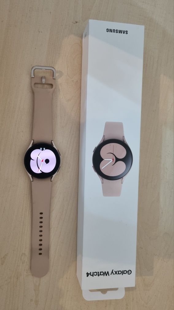 Продаю Смарт-часы Samsung Galaxy Watch 4 - 40 мм розовые. Цена 60000