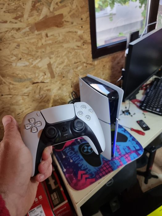 Ps5 slim de 1tb, digital, folosit 2 luni, 1 joystick!