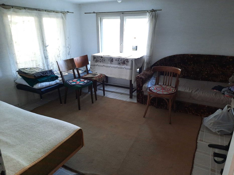 Продавам къща на 2 етажа с 2 гаража и доп. постройки