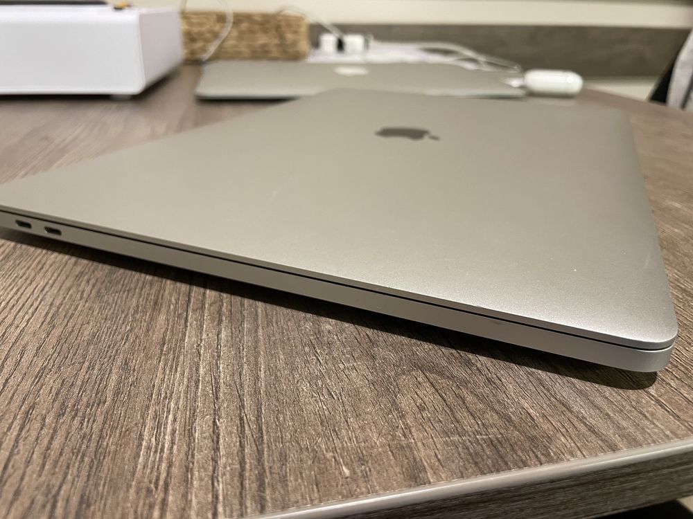 Apple MacBook Pro (16-inch 2019) 2.4 GHz i9 - 32GB RAM - 1TB SSD silve