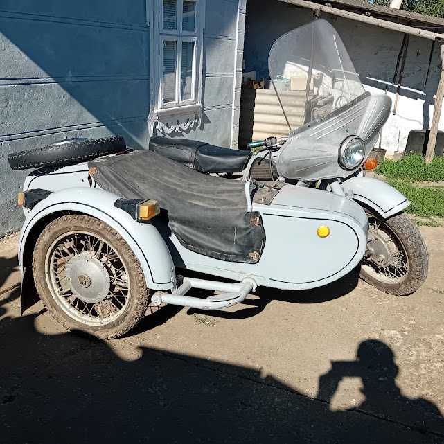 Motocicleta Dnepr MT16 trage rota atas