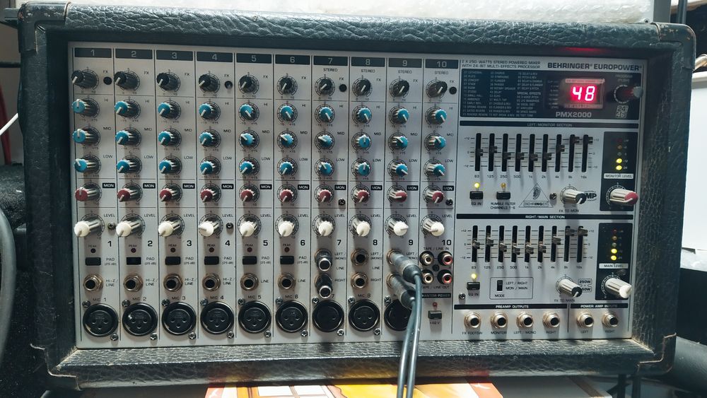 Mixer Behringer PMH2000