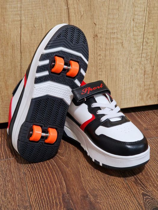 Adidasi cu role detașabile