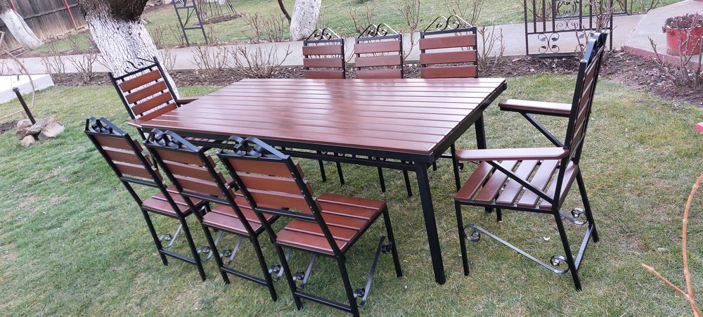 Masa cu 6 scaune simple si 2 cu cotiere