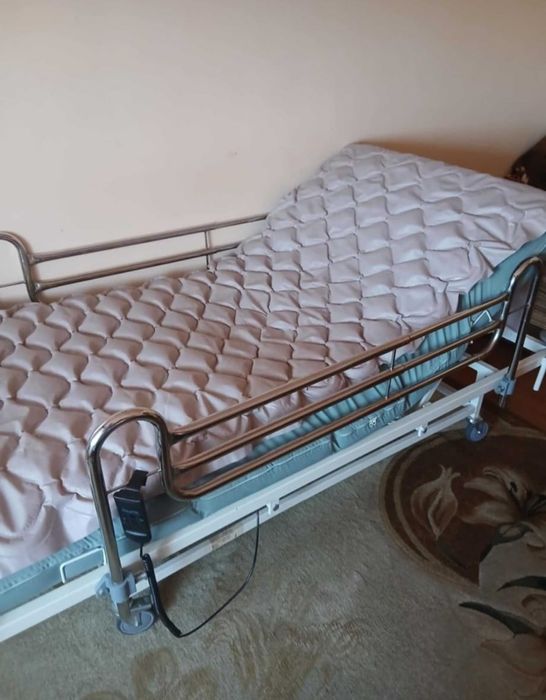 Pat electric cu telecomanda pentru persoane cu dizabilități .