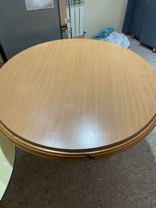 Обеденный круглый стол подходит для 6ти человек