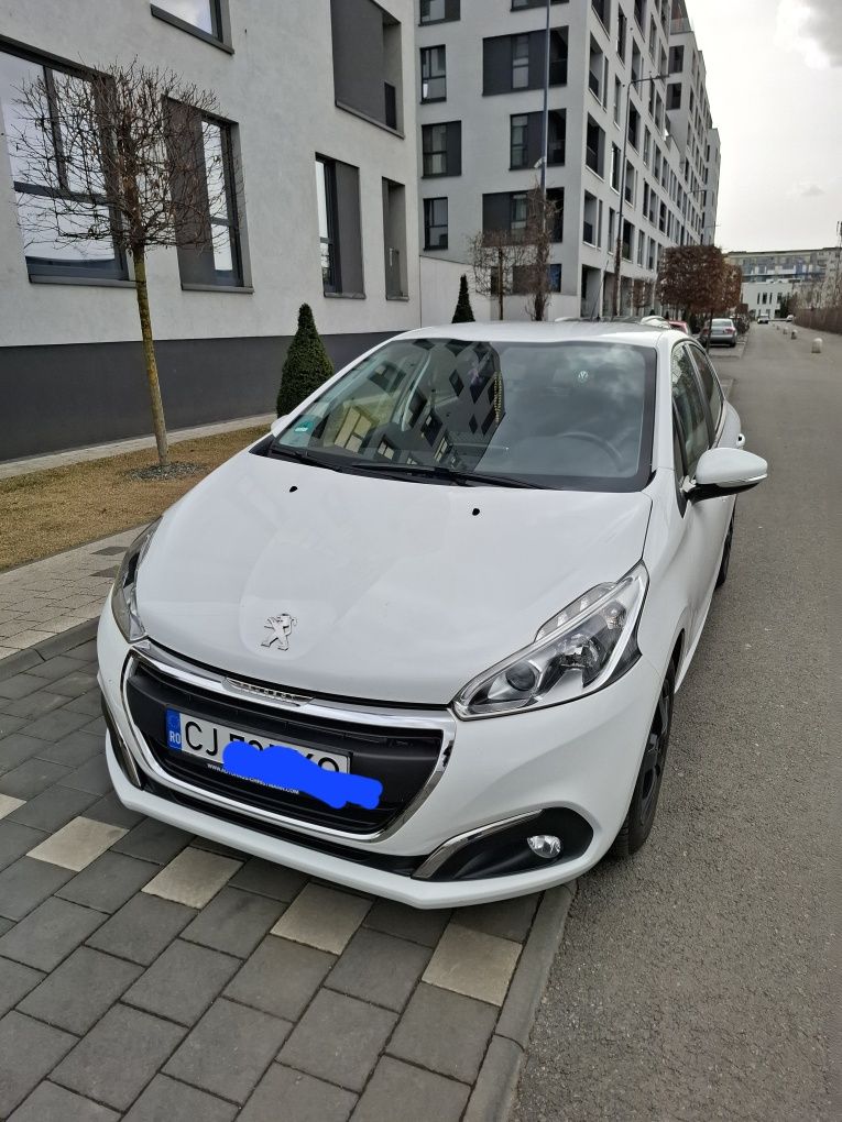 Peugeot 208 1.2 Benz 2016.