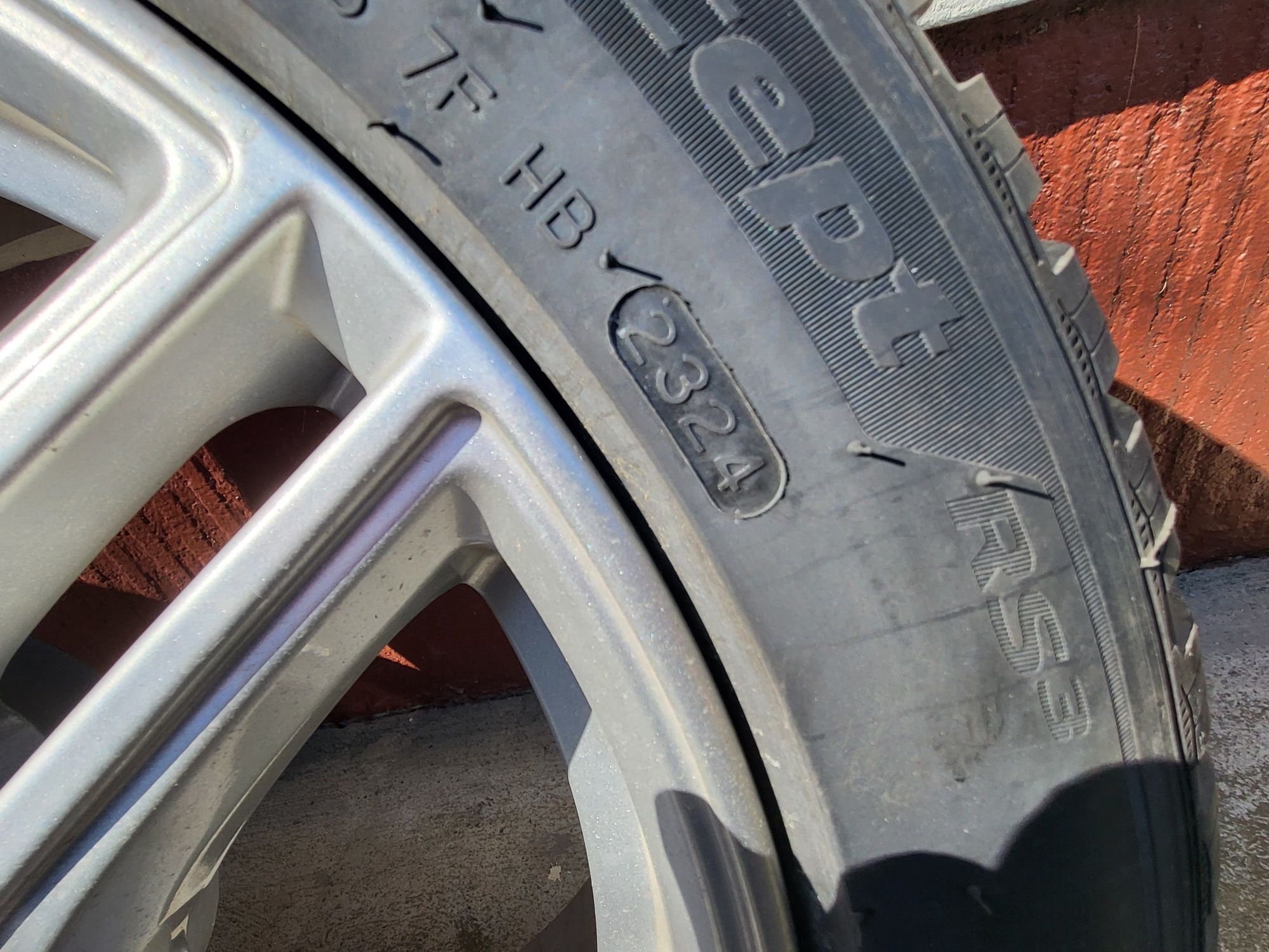 Vând cauciucuri de iarnă Hankook+jante
