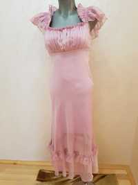 Елегантна рокля с разкошни ръкави в бледо розово. Свободна в бюста.