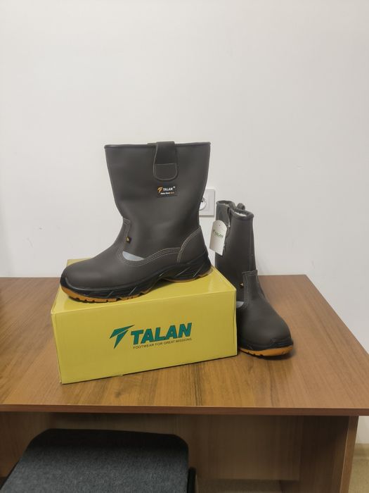 Продам зимнюю спец обувь