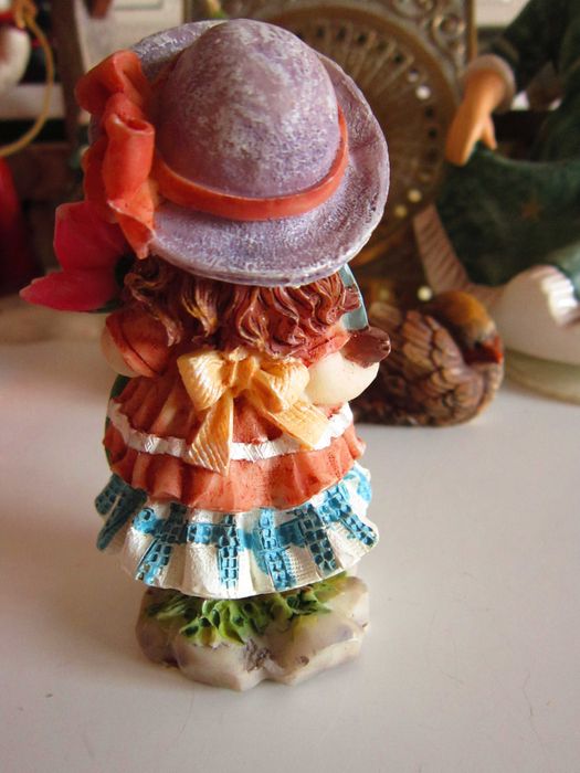 cadou inedit Fetita cu palarie miniatura vintage Germania impecabila