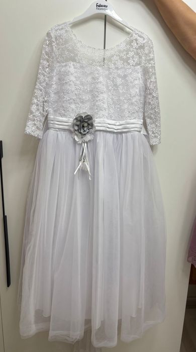 1 рет киілген ак койлек сатылады, оте әдемі. Размер 9-12жас аралығы