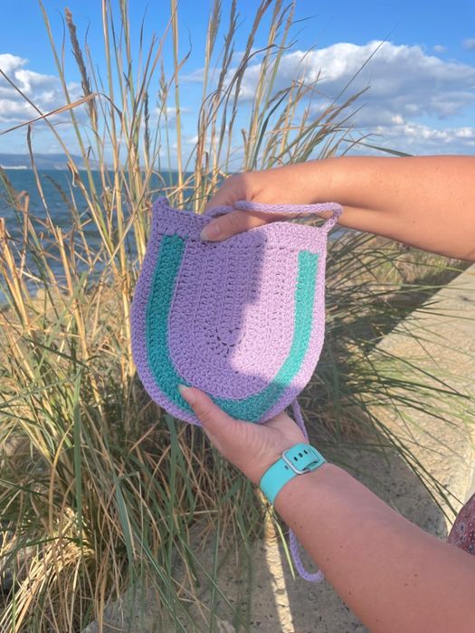 Мини плетена чанта на една кука, ментово и лилаво,с дълга дръжка