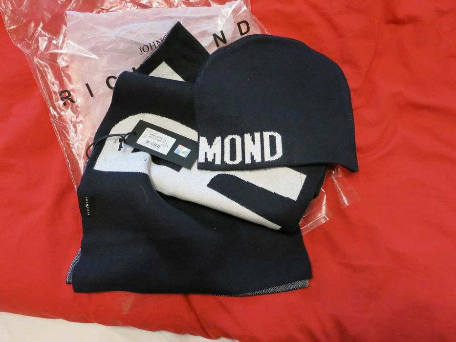 Продавам комплект оригинални шал и шапка