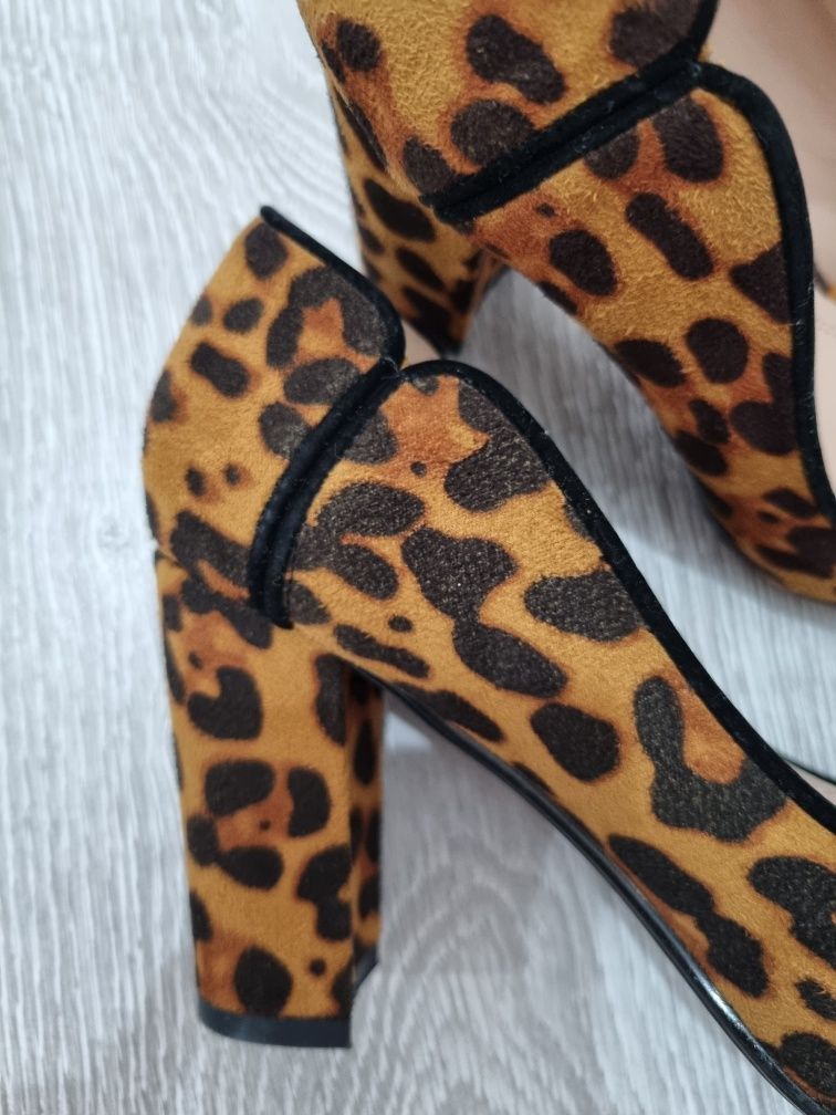 Vând pantofi piele întoarsă, animal print