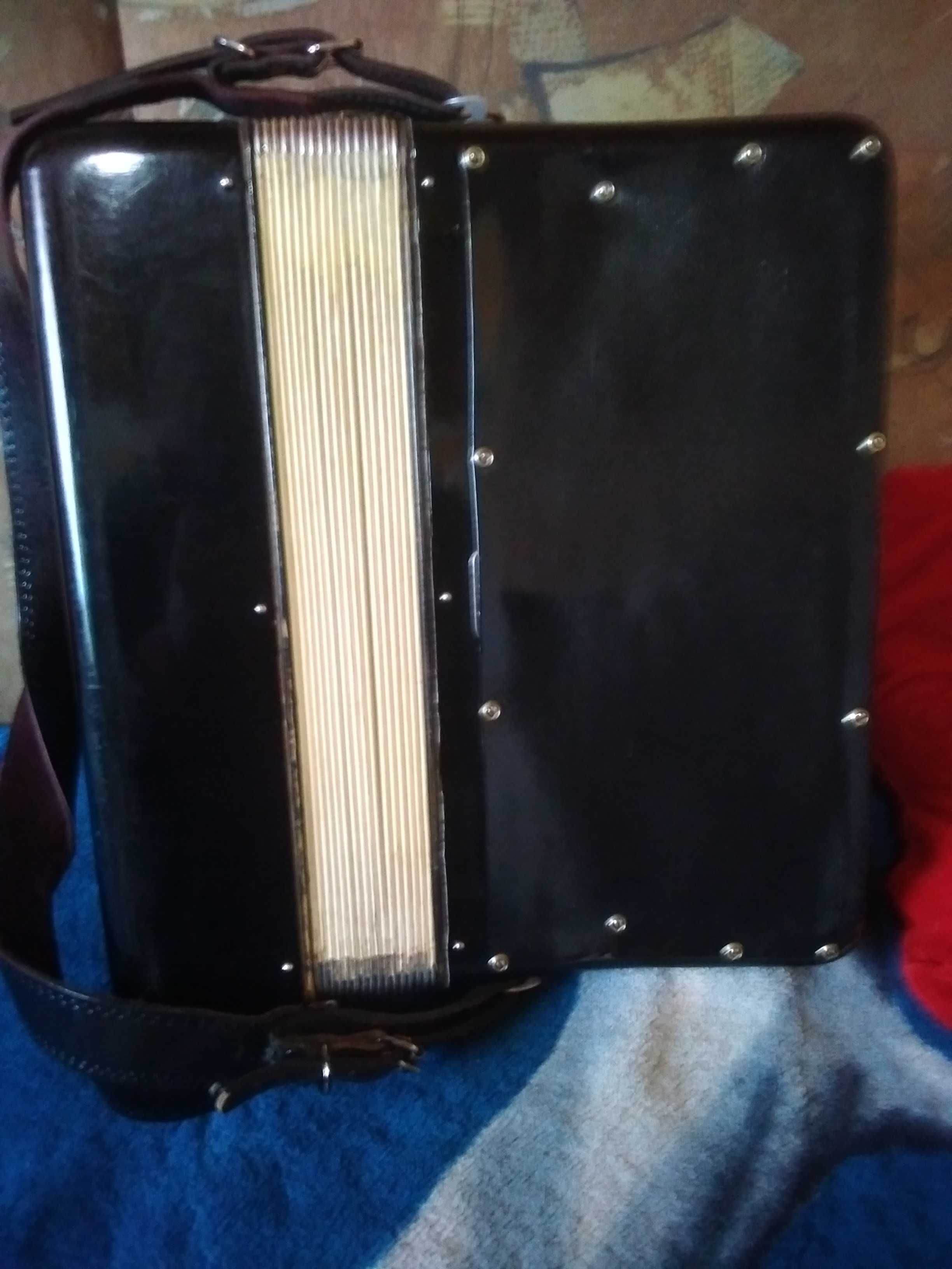 Acordeon cu butoane vand , schimb  cu acordeon cu clapa.