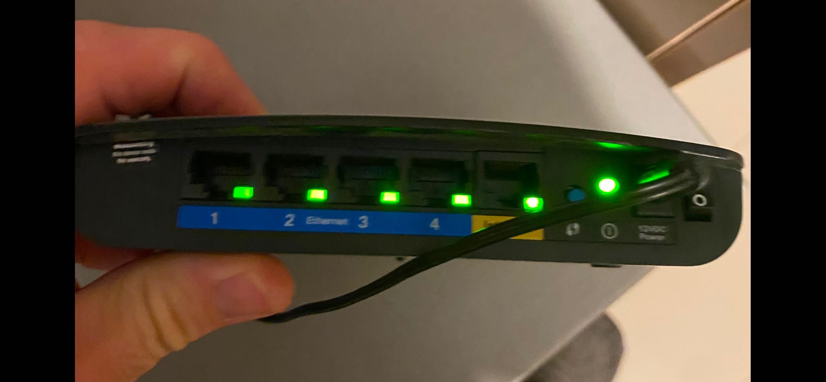 Vând router Cisco Linksys E1500.