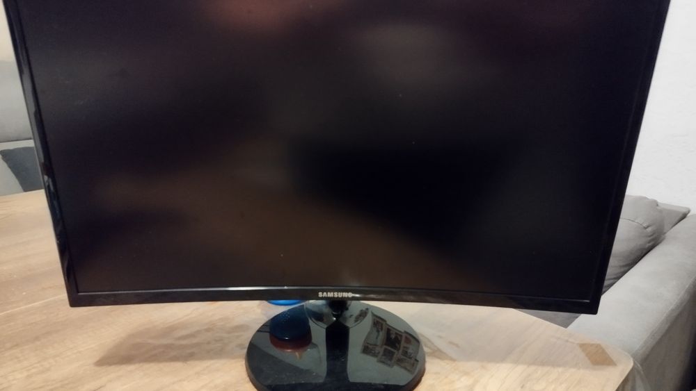 Геймърски извит монитор