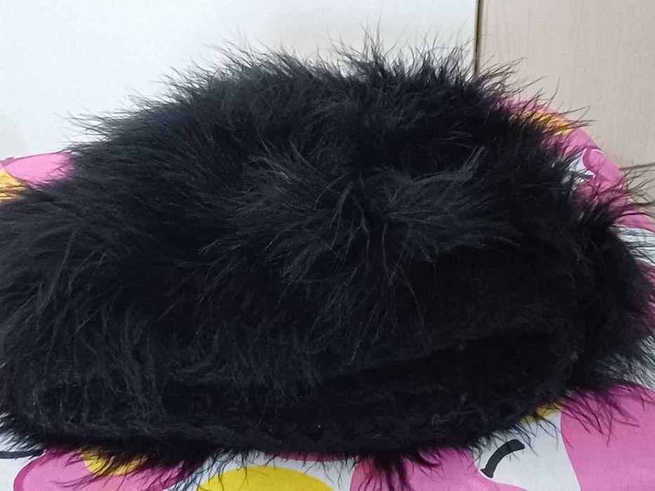 Шапка в черно , с щраусови пера