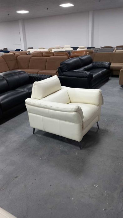 Светло кремав кожен фотьойл