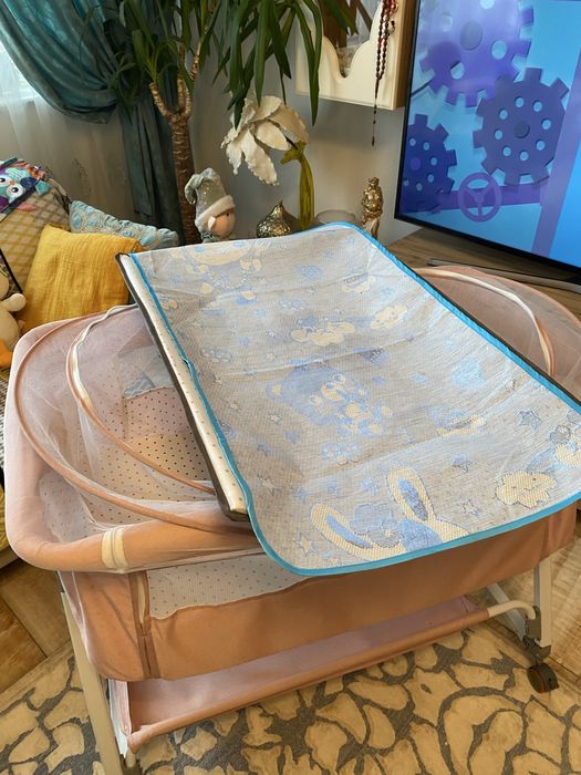 Pătuț 3 în 1 cu saltea, masă de schimbat, plasa țânțari + depozitare