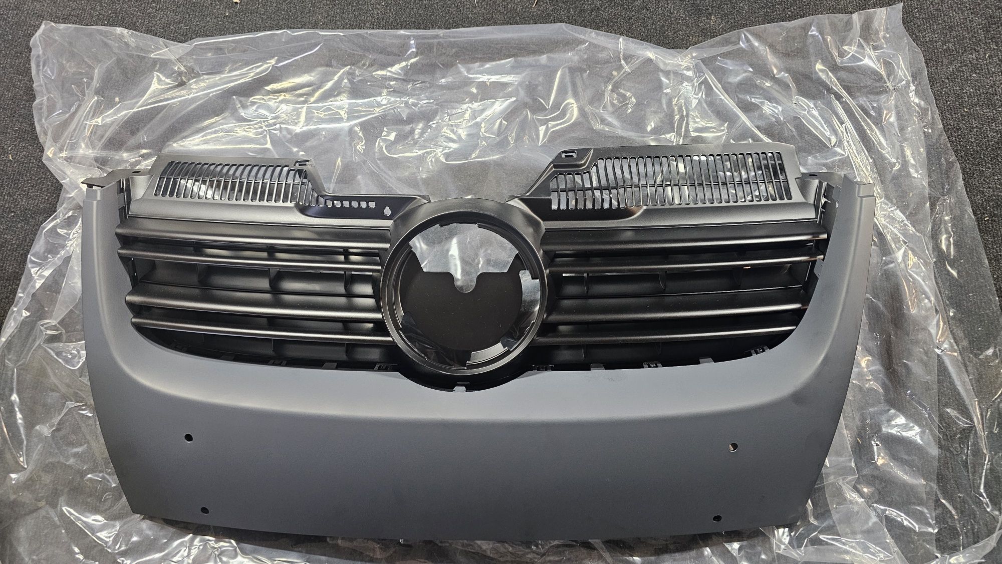 Grila radiator noua originala Volkswagen Golf 5 / Jetta 5

Cod Oe: 1K5