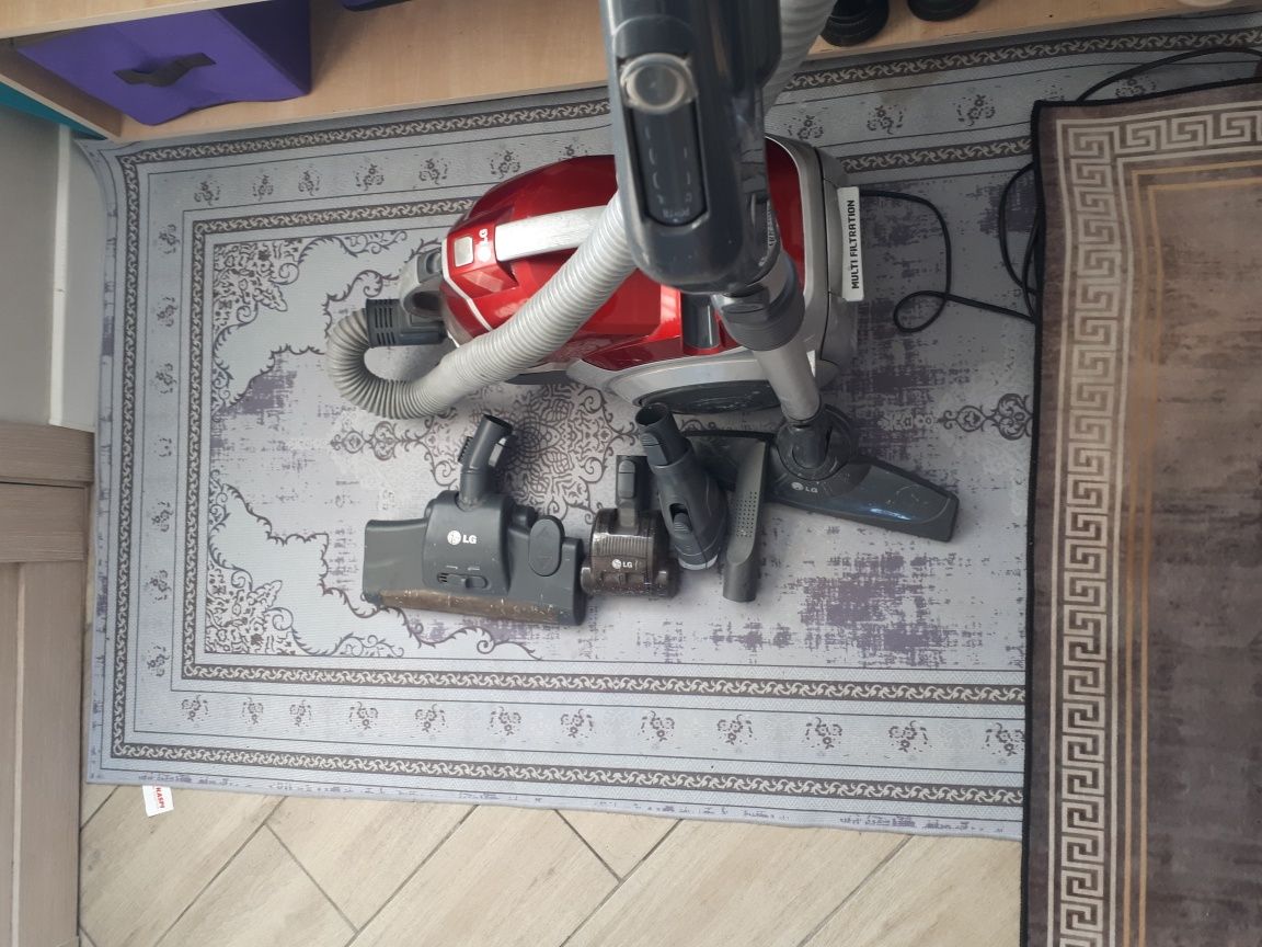 Продам пылесос срочно.