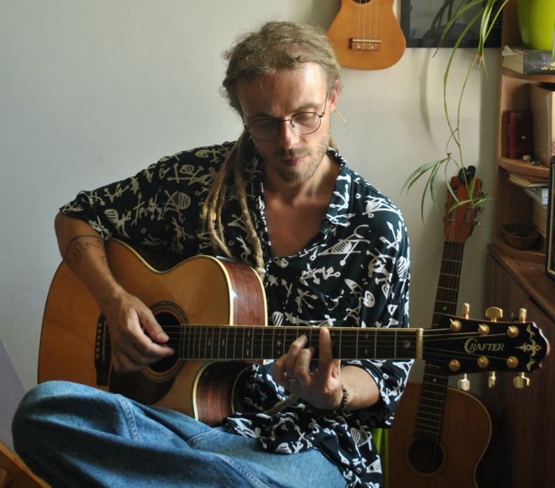 Ore de chitara cu nativ Englez București - Acoustic şi Electric