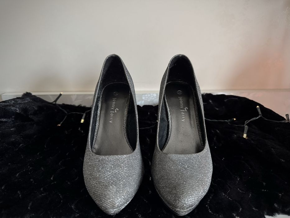 Сребристи обувки на ток