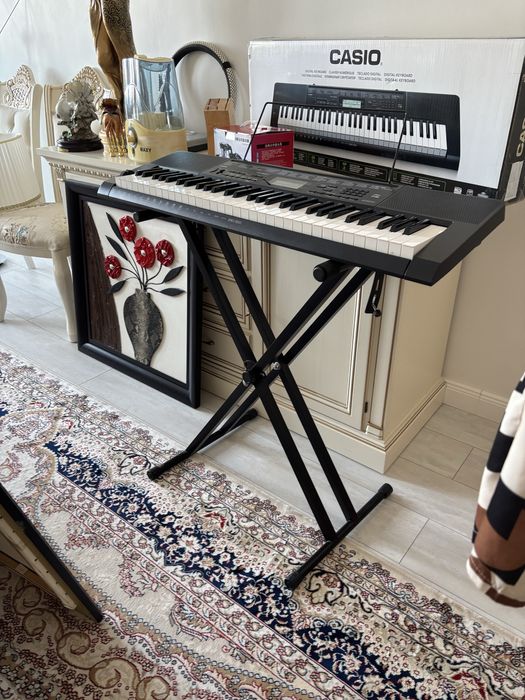 Синтезатор почти новый