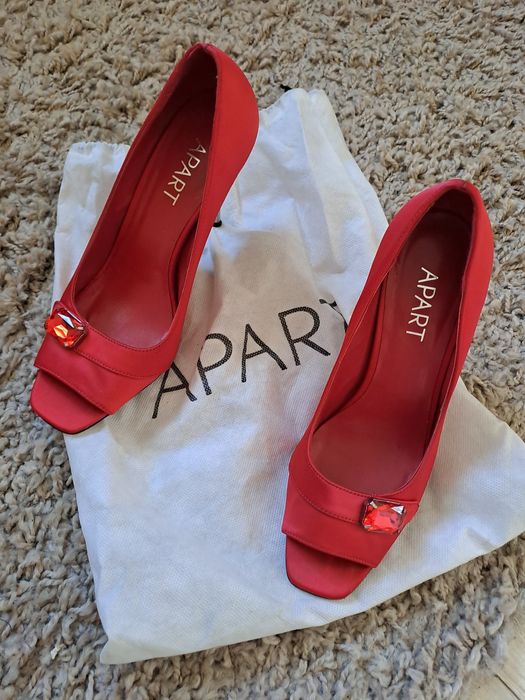 APART червени обувки