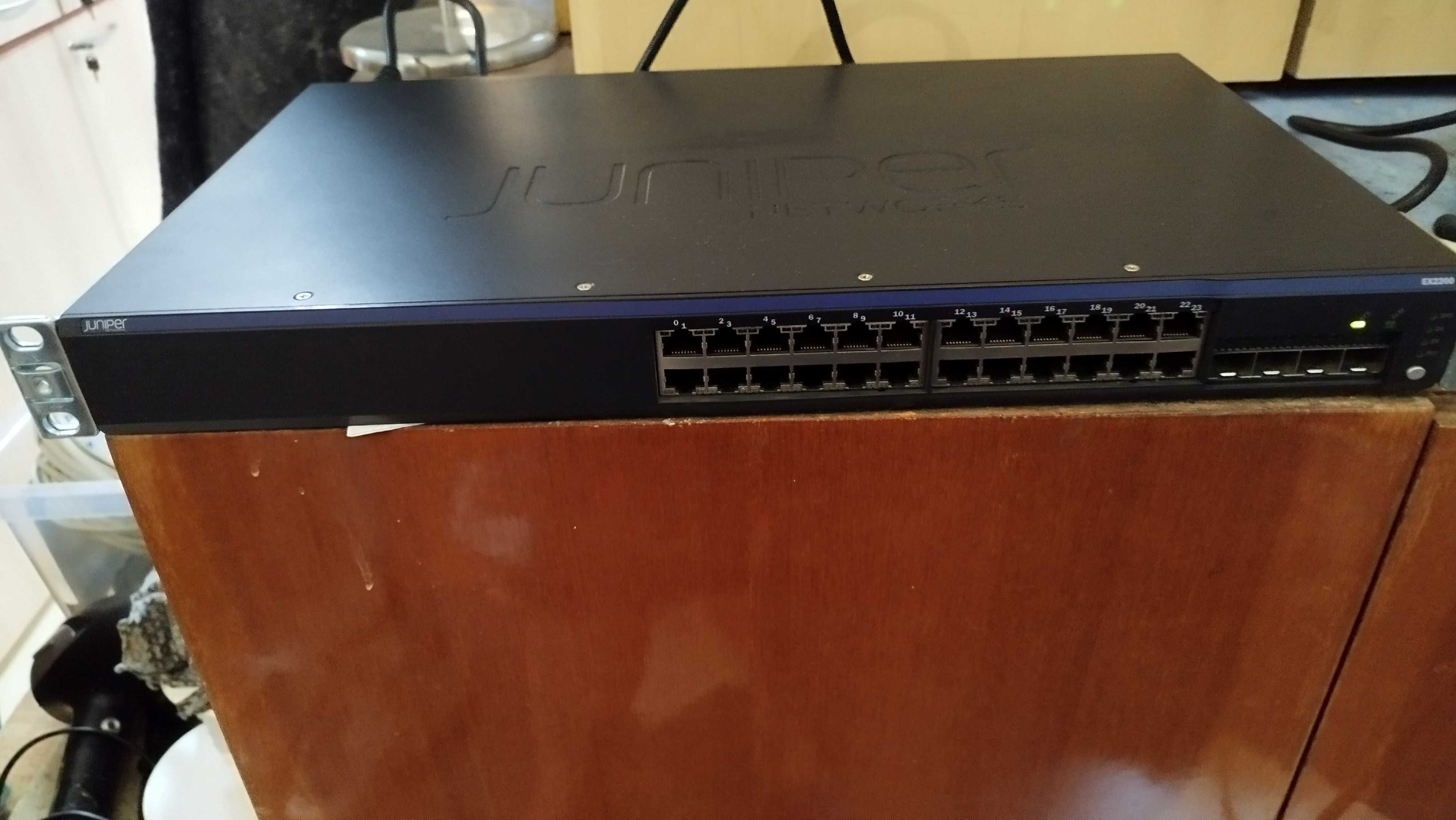 Суич  24-портов превключвател Juniper Networks EX2200  ex 2200-24T- 4G