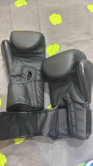 Перчатки боксерские и бинты