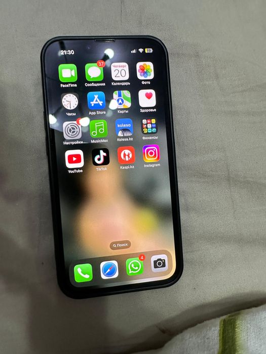 iPhone 13 вместе с коробокой состояние новое