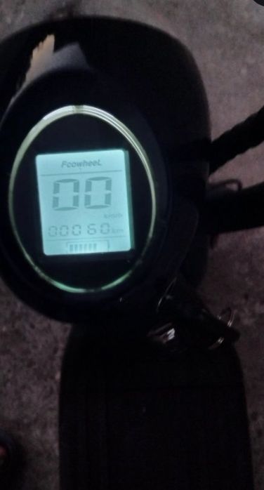 Scuter electric cu cutie