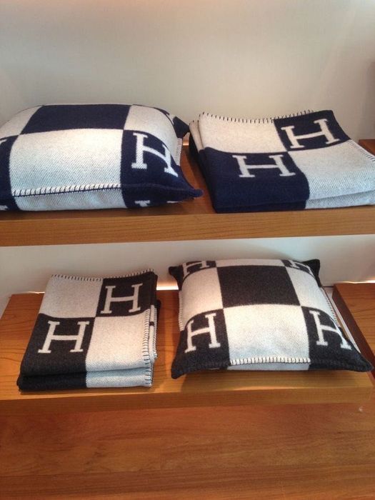 Hermes одеяло и възглавница