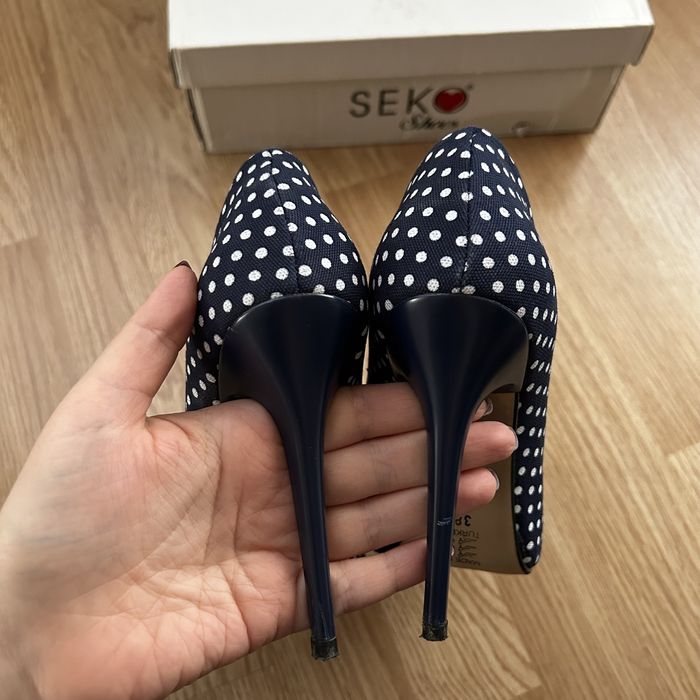 Pantofi stiletto cu buline
