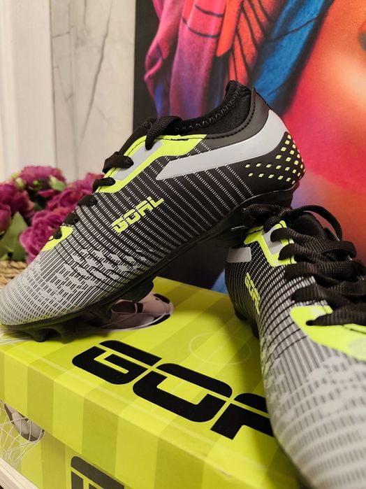 Детски футболни бутонки