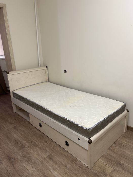 кровати с выдвижными полками внизу