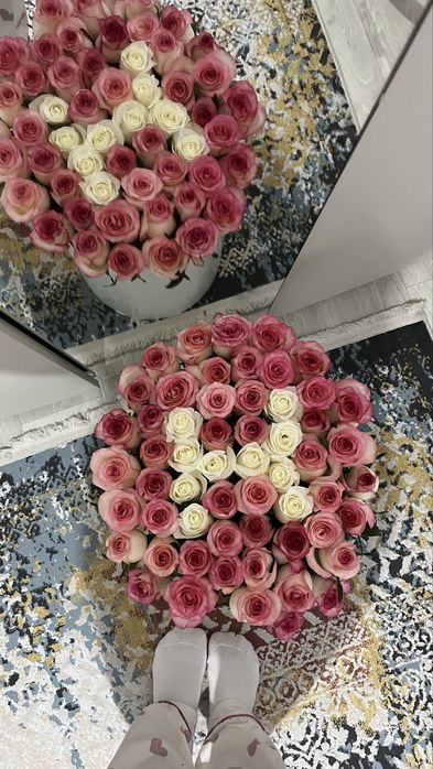 Свежие голландские розы в коробке с надписью “Н”