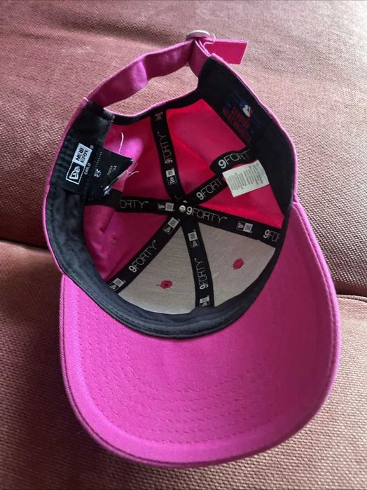 Оригинална детска шапка New Era 9Forty в ярък фуксия цвят с бяло лого