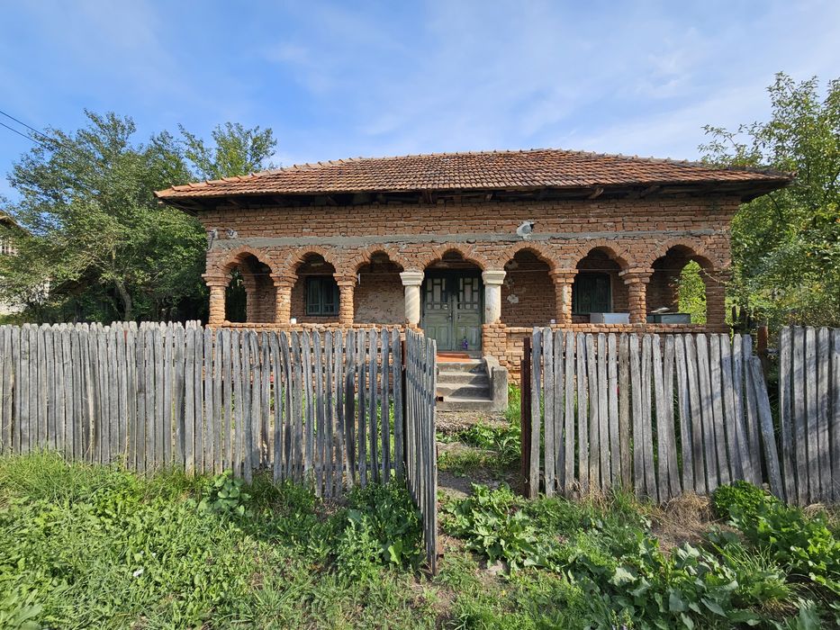 Vând casă cărămidă