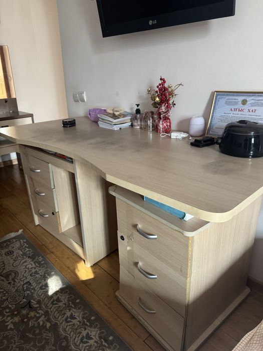 Деревянный стол с небольшим повреждением