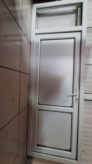 Дверь с коробкой из металло - пластика