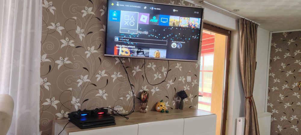 De vânzare Ps4 Pro cu doua manete