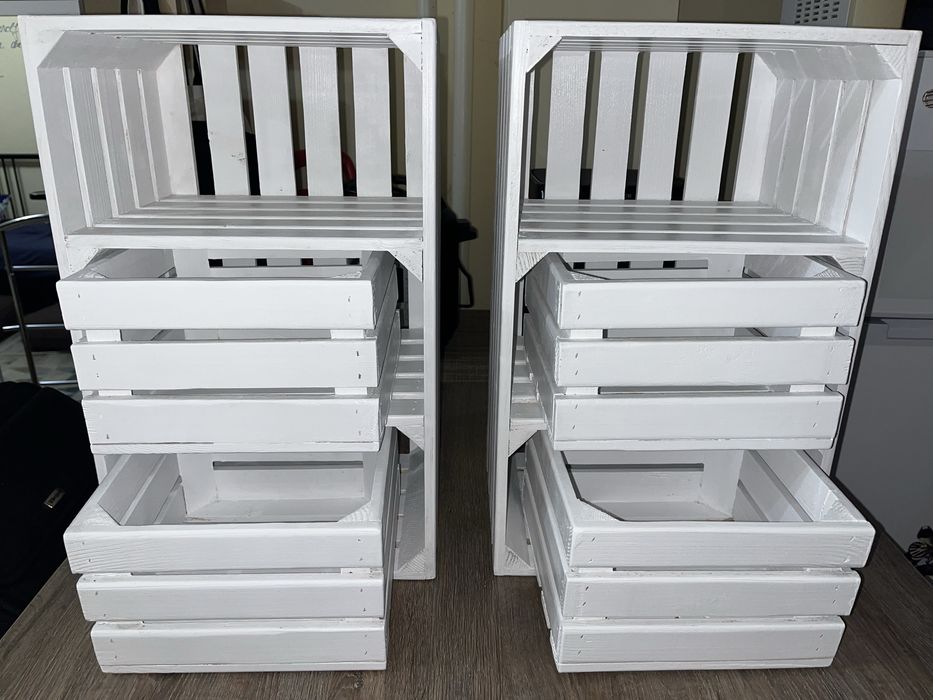 Vând rafturi din lemn versatile, finisate și vopsite manual